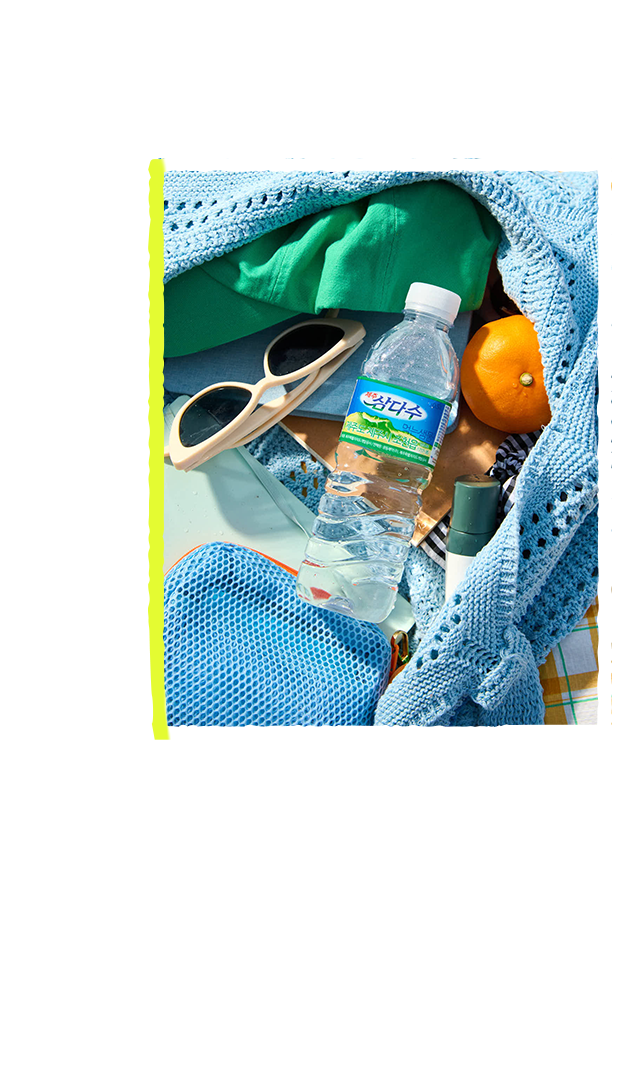 제주 바닷가 얕은 물에서 친구들이 걷는 모습